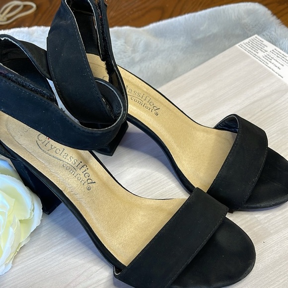 Classic Black Heels - Picture 8 of 8